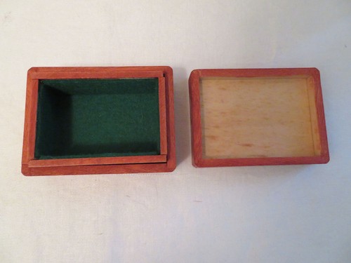 Pequeña caja de baratija de joyería de madera de mosaico de mediados de siglo de mediados de siglo firmada? TAL CUAL - Imagen 6 de 8