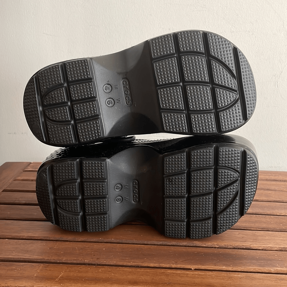 Crocs ブラック ミュール　W6 CROCS Stomp High-Shine Platform Clogs Black Women 6 Men 4