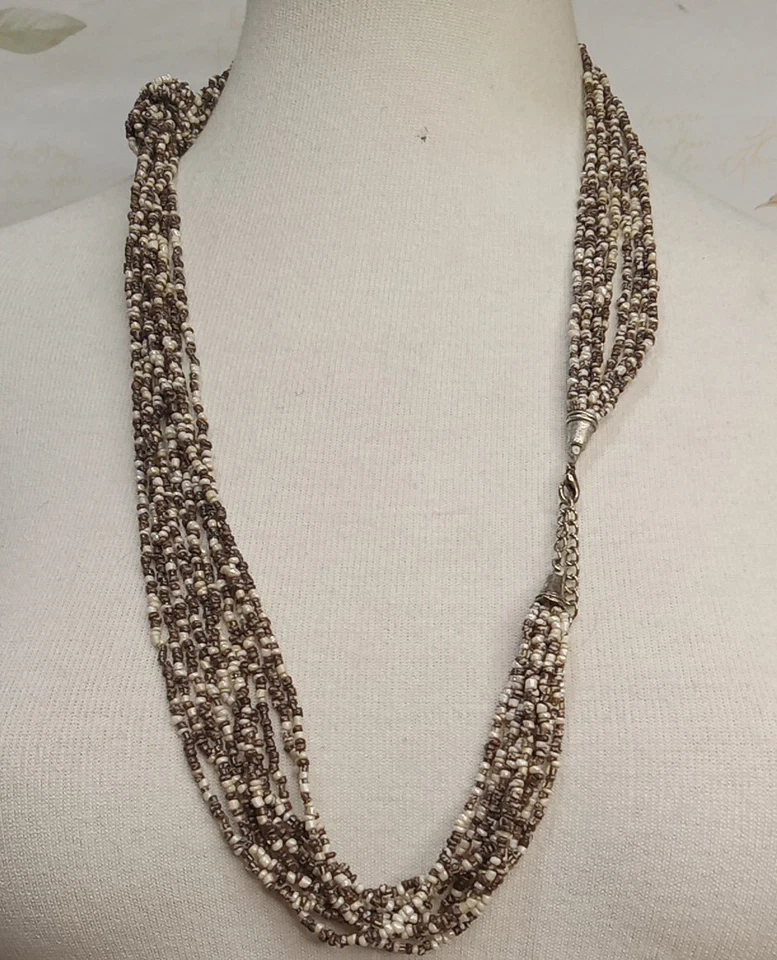 Collar multihilo pequeño con cuentas marrón y blanco Foto 4 de 4