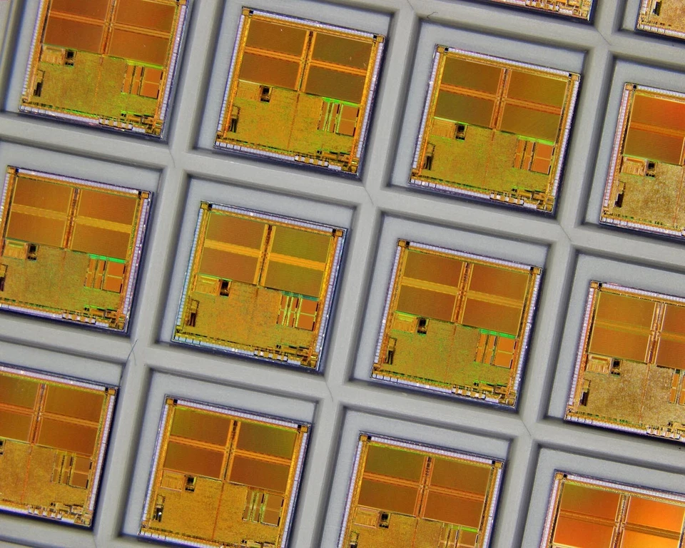 36pcs Winbond ViewTalk W538T808 8bit LCD MIDI MCU 6502 cpu silicon dies wafer - Image 2 of 4