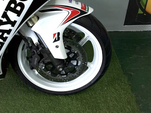 1994 M-reg Honda RVF400 NC35 Finished in Randy De Puniet replica colours - Picture 17 of 20