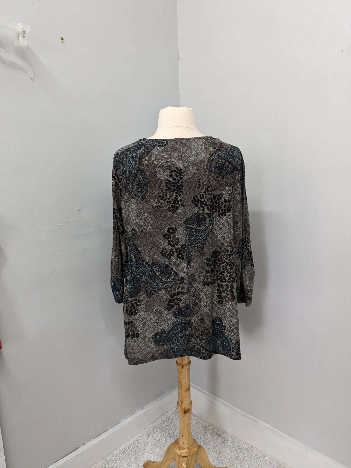 Top Tunica Alyx Grigio Verde Leopardo Paisley Stampa Morso di Squalo Flowy Stretch 3X