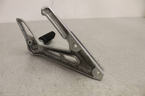 2005 Yamaha FZ1 LEFT REAR BACK PASSENGER PEG FOOT BRACKET MOUNT FZ 1 1000 FZS 05 - 第 6/7 張圖片