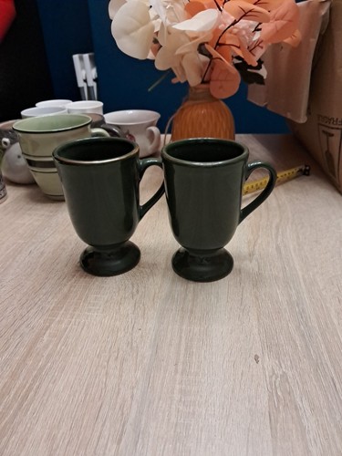 Ein Paar Vintage SSI Taiwan Grün Porzellan Kaffee oder Teetassen mit Gold Details