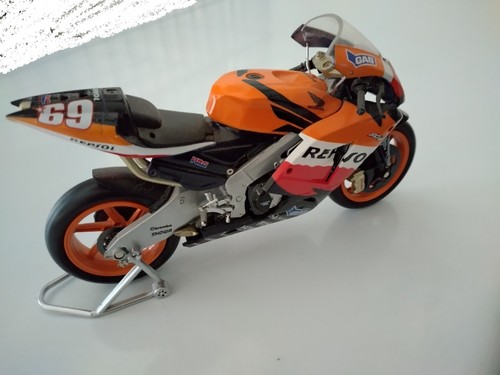 Modelo diecast Honda CBR Repsol #69 - Imagen 2 de 15