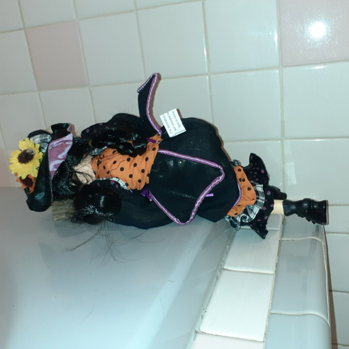2010 COOL Halloween Witch Holding Broom & Frog Shelf Sitting Doll 15"tall - Picture 10 of 13