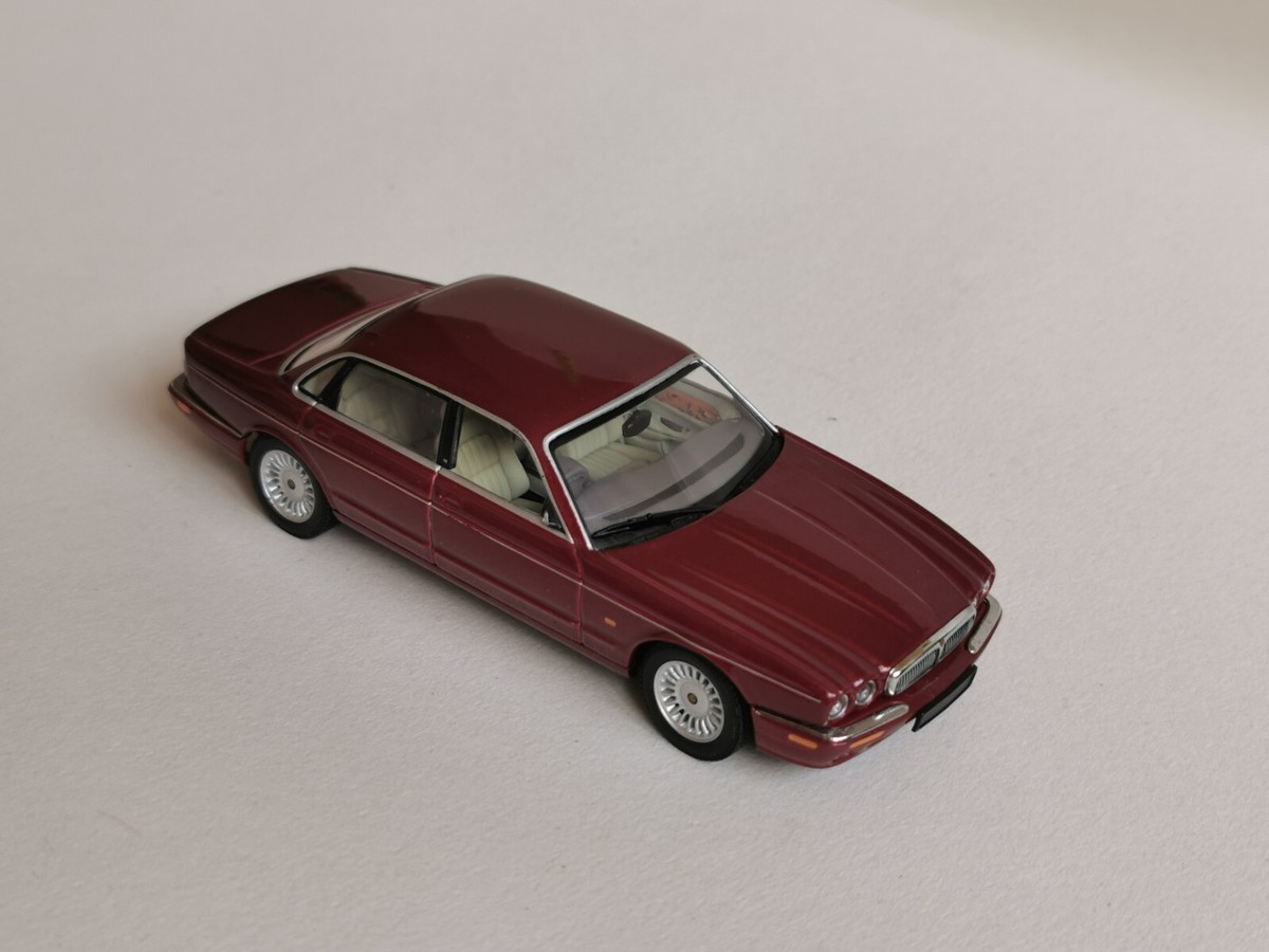Matrix 1:43 Jaguar XJR X300 Año de construcción 1994-1997 azul verde