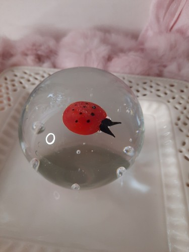 Vintage Blown Glass Paperweight with LADY BUG 3.5"x3.75" diameter - Art Glass - Picture 8 of 12