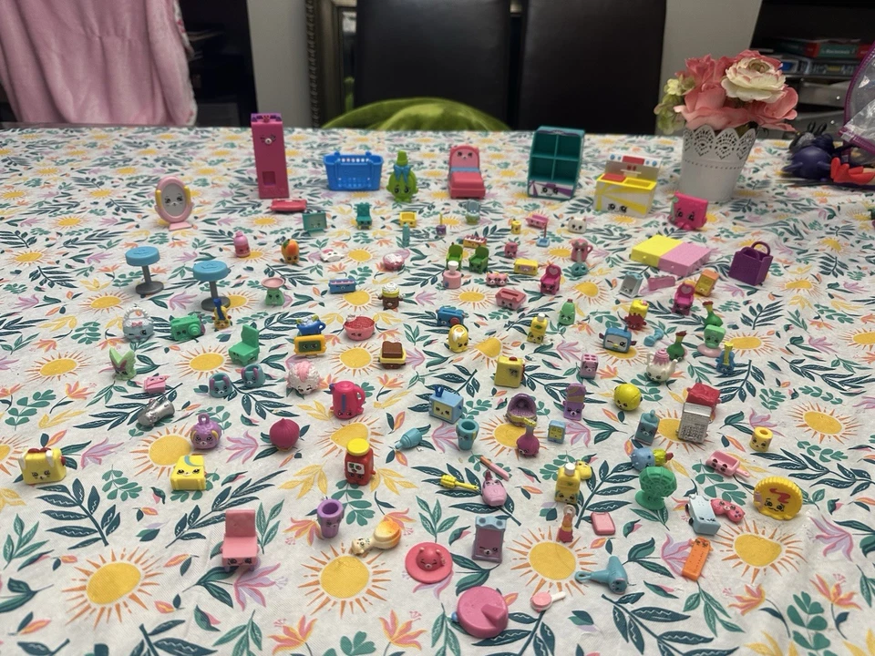 SHOPKINS Figures & Furniture Lot Various Seasons And Themes Happy Places 100+ - Image 2 of 4