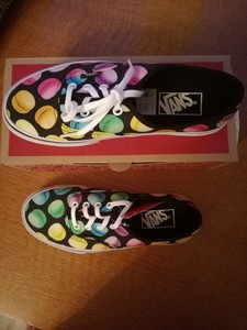 black authentic vans size 4