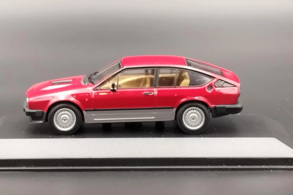 1:43 Alfa Romeo GTV 6 Red Minichamps - Immagine 2 di 4