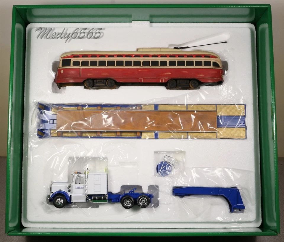 Corgi Kenworth W925 Hauling PCC Streetcar On 5-Axle Scale 1/50 - Image 2 of 4
