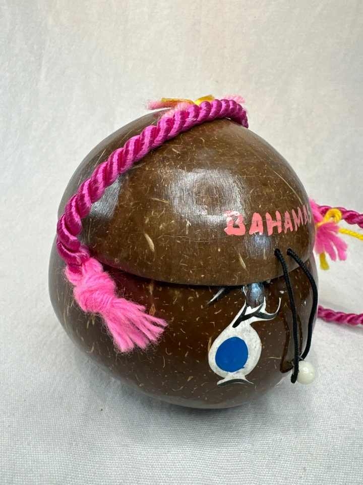 Cartera artesanal vintage con cáscara de coco con asa de cuerda rosa y forro amarillo Foto 3 de 4