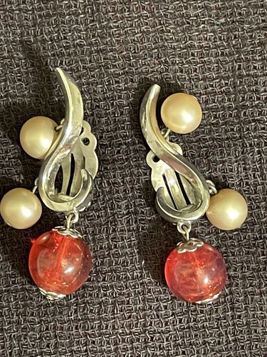 Schiaparelli Signed Vtg Clip Earrings Rhodium Plated Pearls & Amber Drop Beads - Picture 2 of 12