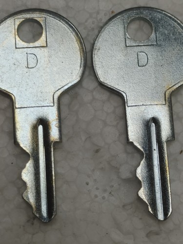 New Old Stock Deco D Precut Key Set of 2 NOS Stamped Steel Keyblank Pair - Picture 3 of 3