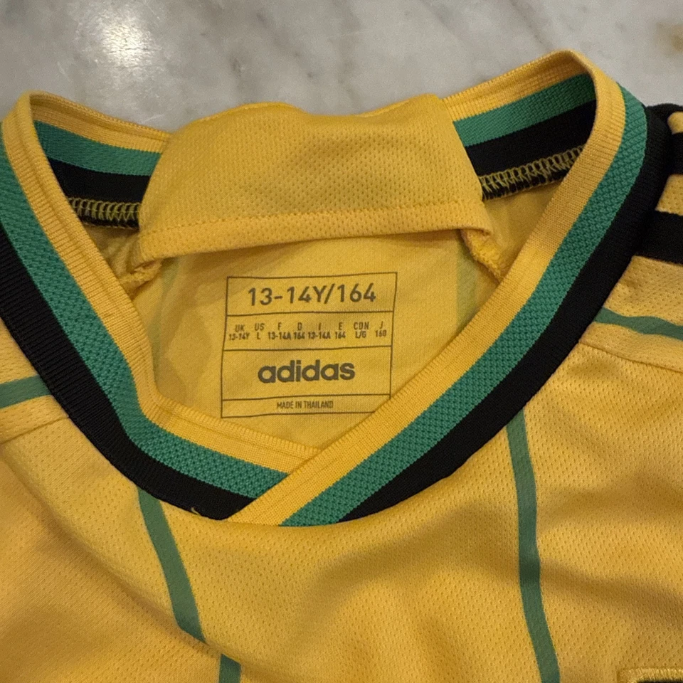 Camiseta de fútbol Adidas Gales Bonner para hombre pequeña a rayas amarillas de fútbol Jamaica Foto 2 de 4