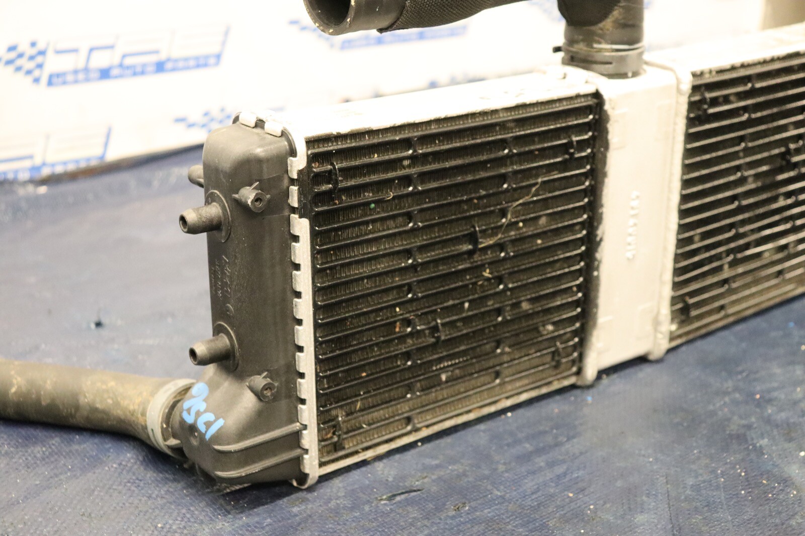 2012 AUDI R8 5.2 QUATTRO SPYDER V10 OEM CENTER RADIATOR UNIT *BROKEN TAB* #1256