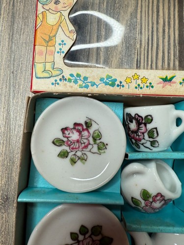 Juego de té de porcelana de juguete vintage hecho en Japón con diseño floral y caja original - Imagen 5 de 8