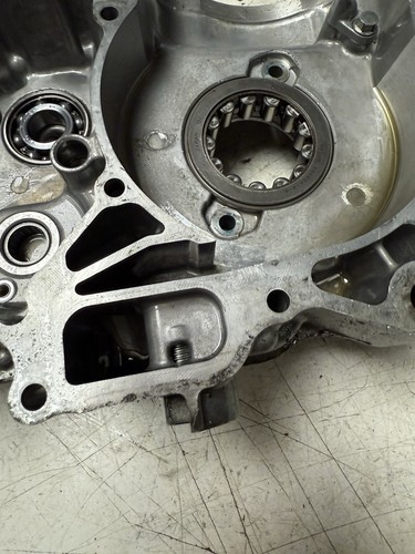 Honda 450R 2008 lado izquierdo caja de manivela OEM (perno de ahorro de estuche superior roto) - Imagen 4 de 12