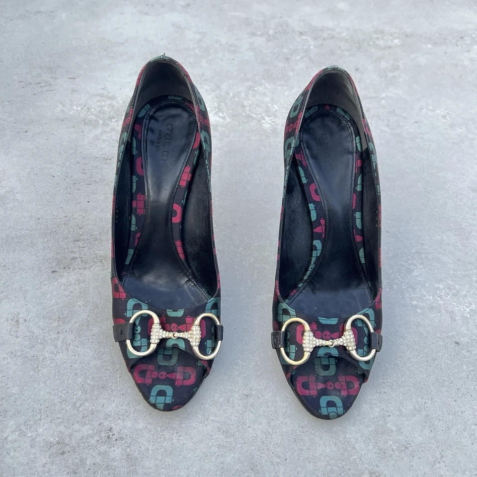 Gucci | Bombas peep toe padrão logotipo GG vintage strass cavalo bit (38,5) - Imagem 2 de 4