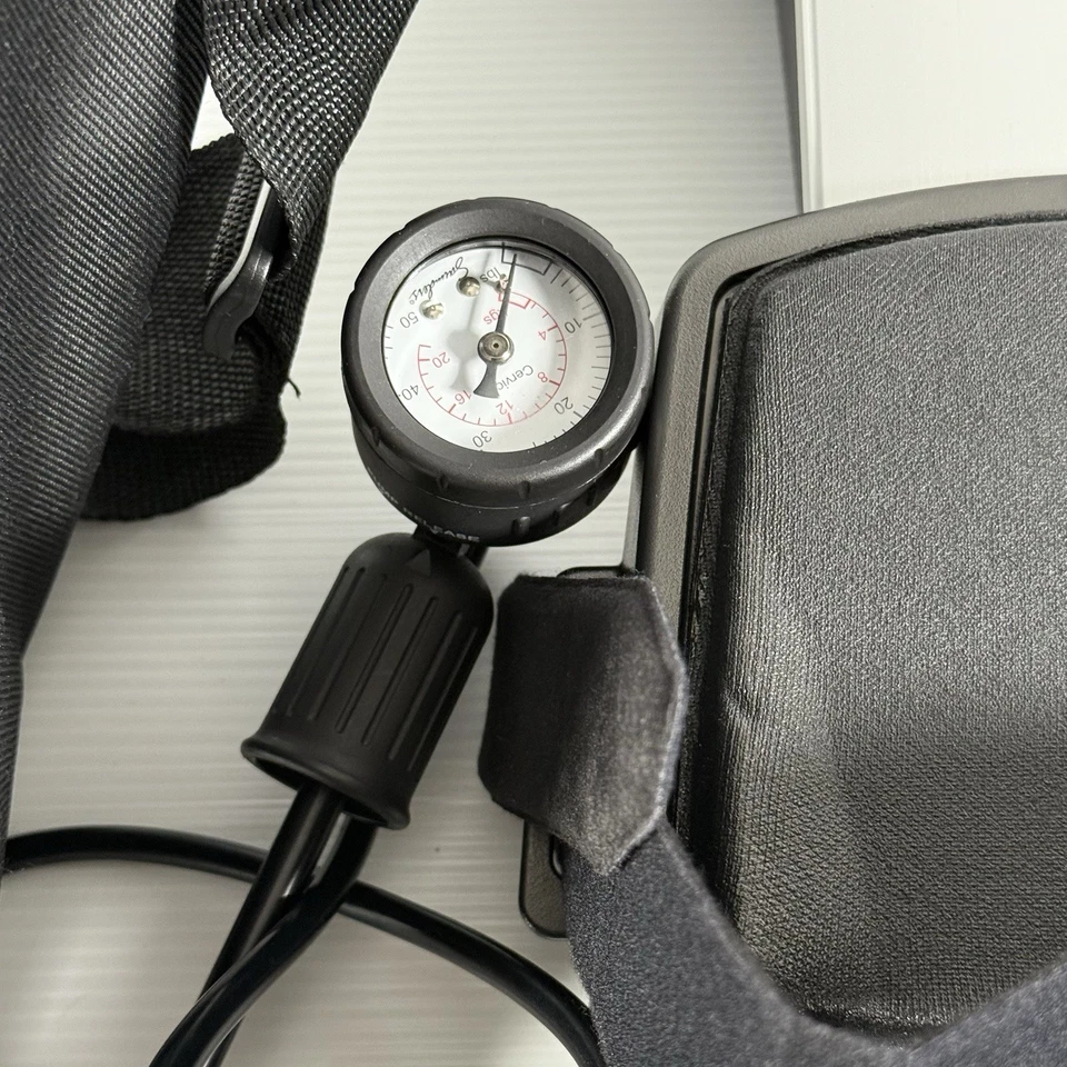 Dispositivo de tracción cervical Saunder con manual de operación y estuche original con cremallera Foto 3 de 4