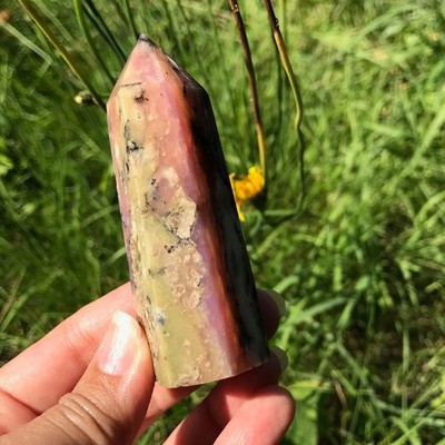 Peruanischer rosa Opal Turmspitze Kristallstein