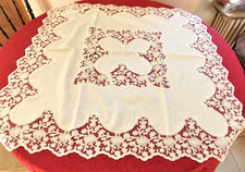 NAPPE A THE BRODEE SUR SATIN DAMASSE  POLYESTER BLANCHE 90CM  ***