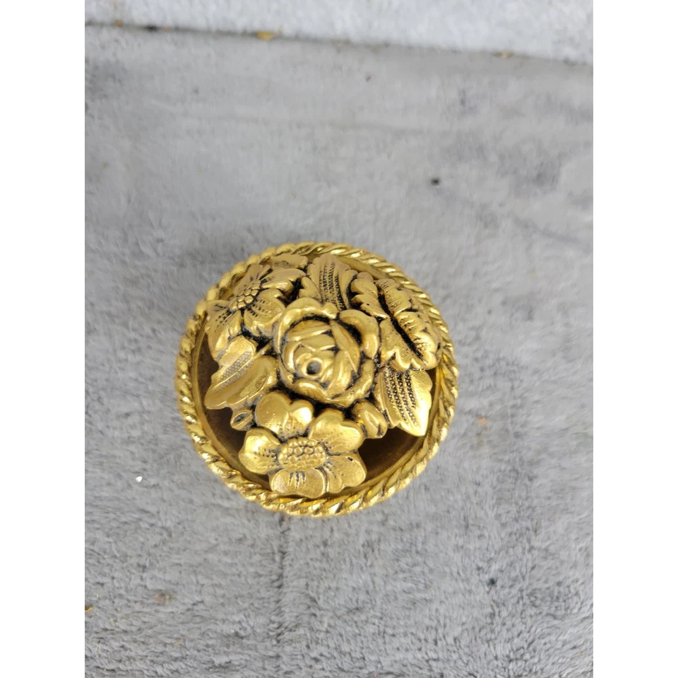 "Perilla de puerta vintage floral de latón con placa posterior en relieve España 2,5"" - deslustrada" Foto 2 de 4