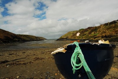 Foto A2 Verlassenes Fischerboot am Abercastle Inlet halb voll Wasser a c2009