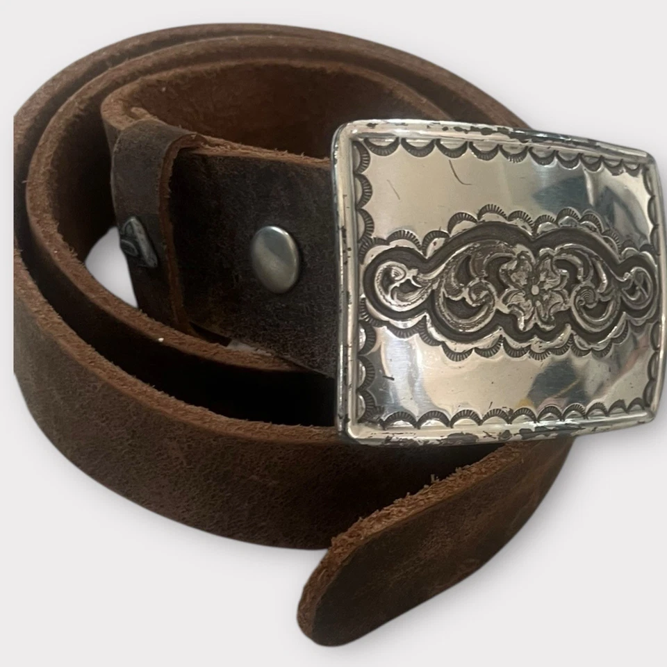 Cinturón KBD vintage de cuero desgastado con hebilla plateada hecha a mano Foto 2 de 4