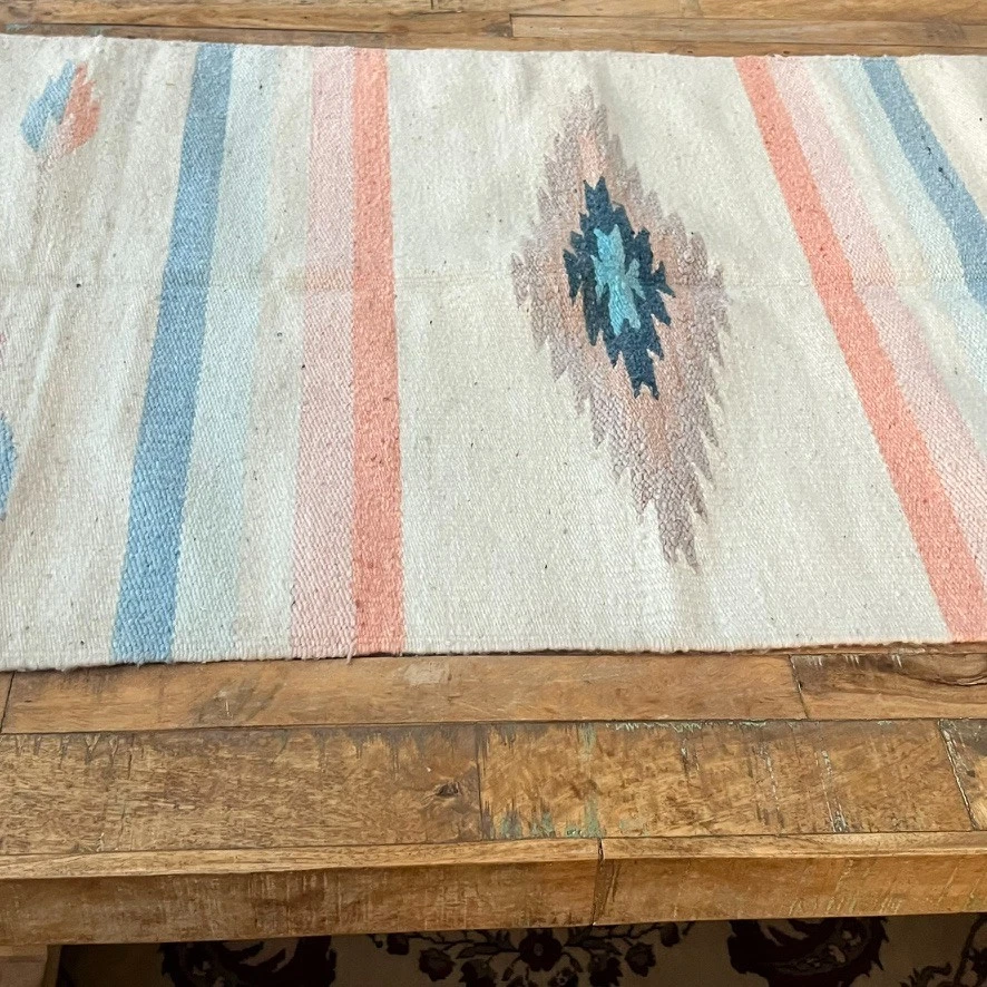 Alfombra vintage hecha a mano 29 x 61" azteca multicolor suroeste Foto 3 de 4