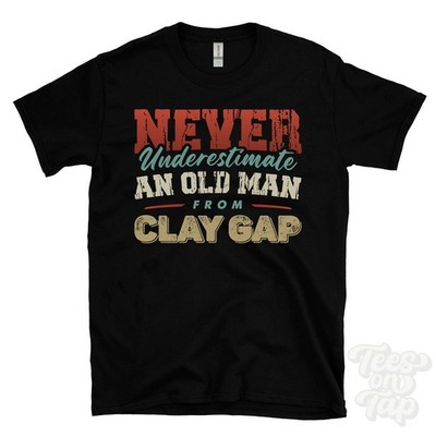 NIEMALS UNTERSCHÄTZEN SIE EINEN ALTEN MANN AUS CLAY GAP T-SHIRT Weihnachtsgeschenk Wigton Cumbria