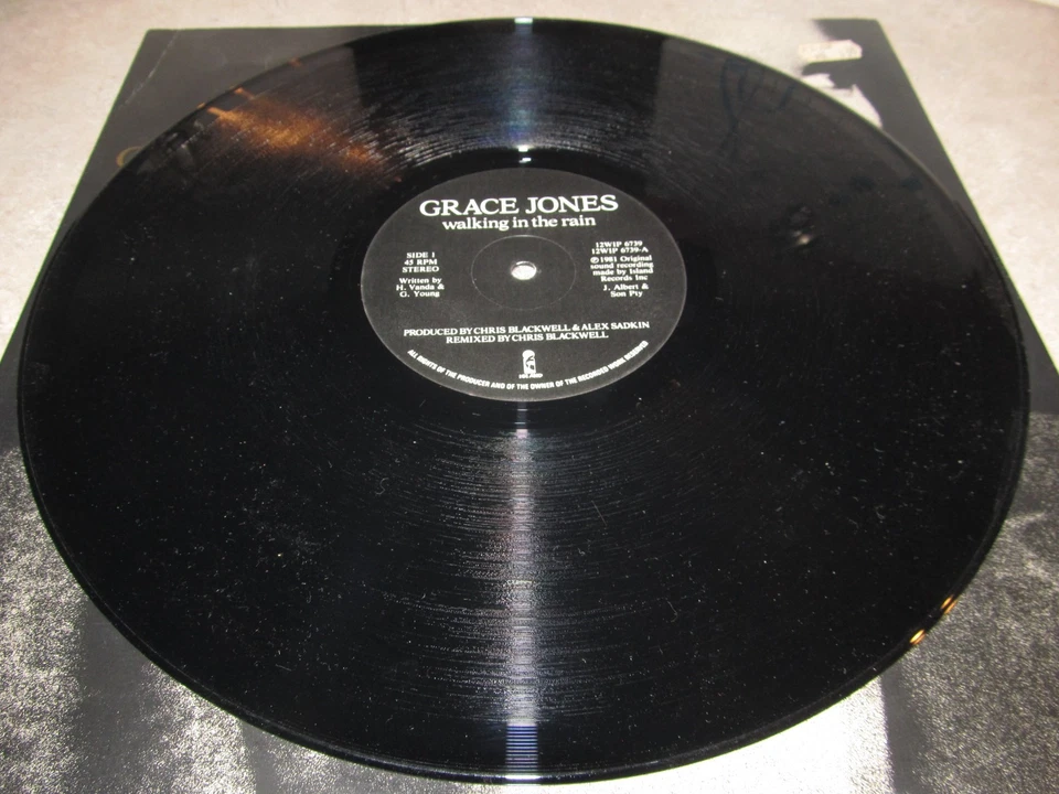 Vinyl 12" GRACE JONES Walking In The Rain 1981 Island - Played 1x Near Mint! Foto 3 de 4