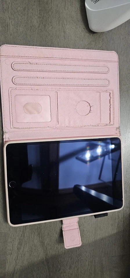 Apple iPad Mini 4 64GB WiFi 7.9in Silver Unlocked Smart Tablet - Image 3 of 4