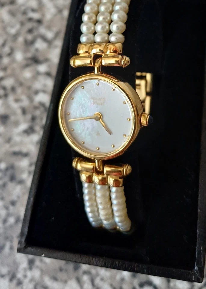 Vintage Accurist Mother of Pearl Ladies Cocktail Wristwatch Gold Plated Boxed - Image 3 of 4