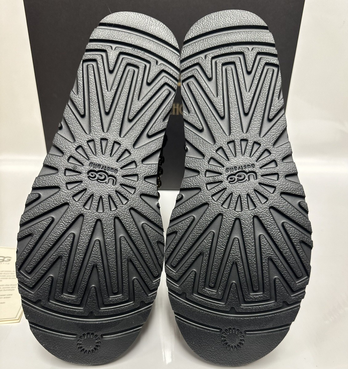UGGJIMMY CHOOブラックムートンブーツアグジミーチュウコラボスタッズ 2025年最新】UGG ジミーチュウの人気アイテム - メルカリ