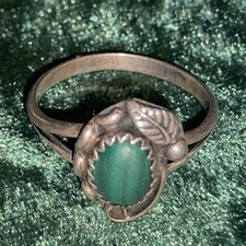 Sterling Silver Ring Oval malachite sawtooth bezel leaf-motif Size: 7.25