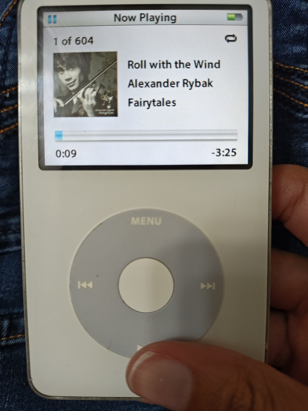 Apple iPod classic 5th Generation White (30GB) (MA002LL) W Apple iPod classic 5th Generation White (30GB) (MA002LL) W