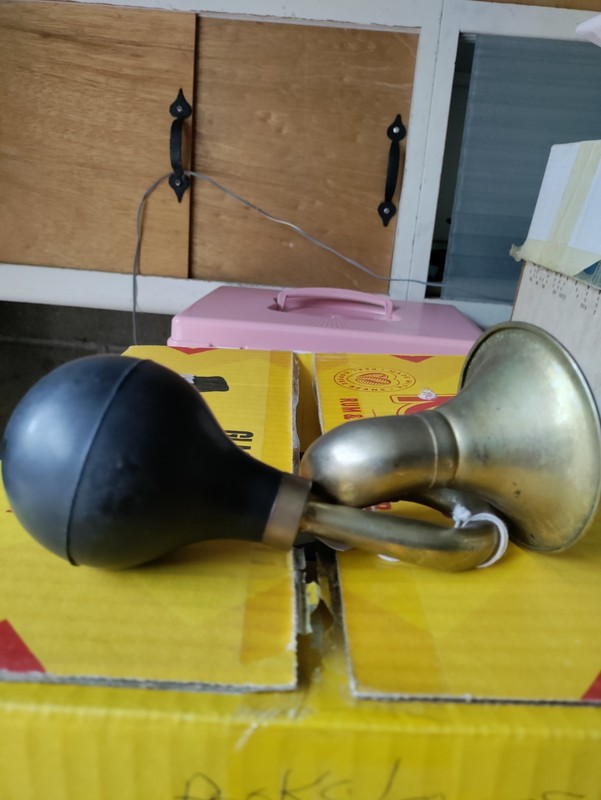 squeeze bulb horn bugle clown or bicycle horn