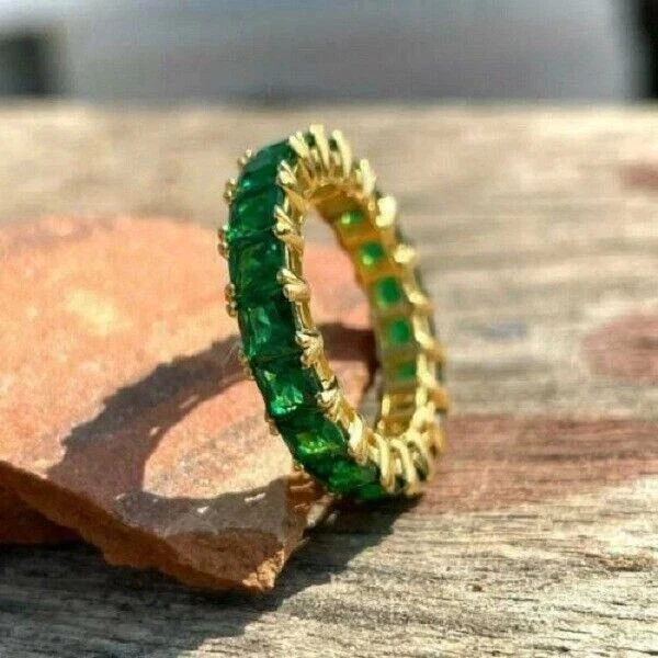 Banda de eternidad completa de esmeralda verde creada en laboratorio de 2 quilates enchapada en oro amarillo de 14 quilates Foto 3 de 4