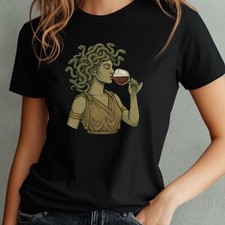 T-Shirt Medusa trinkt Wein – Mythologie trifft Genuss, Funshirt, Geschenkidee