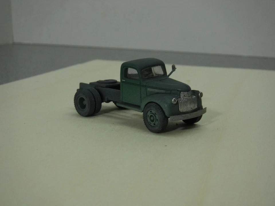 Chevrolet AK Sattelzugmasch. ( 1941-1946), d.-grün, Classic Metal Works, H0 1:87