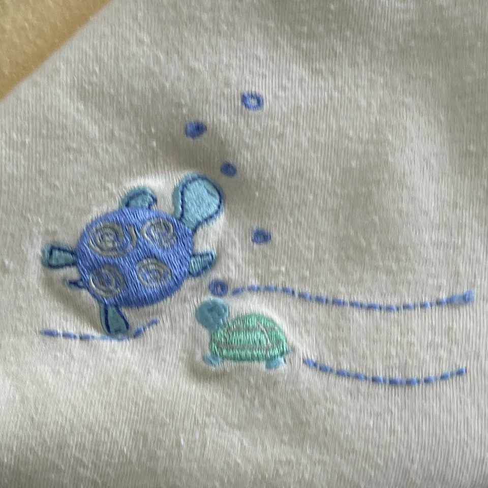 Manta bebé vintage de algodón de tortuga marina amarilla Carters bordada con amor Foto 2 de 4