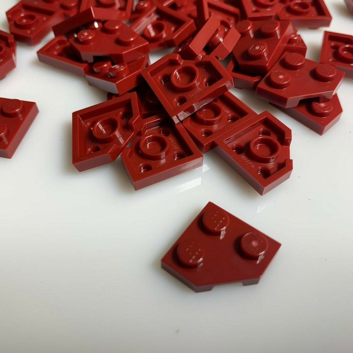 50 per lot NEW LEGO New Dark Red PLATE 2X2, CORNER, 45 DEG. (26601