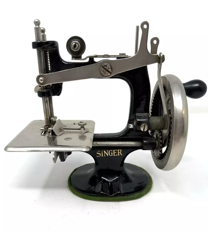 VINTAGE SINGER TOY SEWING MACHINE ROUND BASE CHILD MODEL 20 MADE USA 1920's - Image 4 of 4
