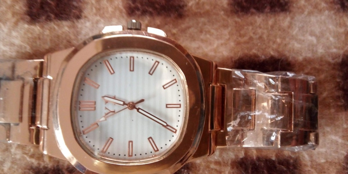 Orologio polso uomo YX nuovo cinturino metallo dorato fondo bianco