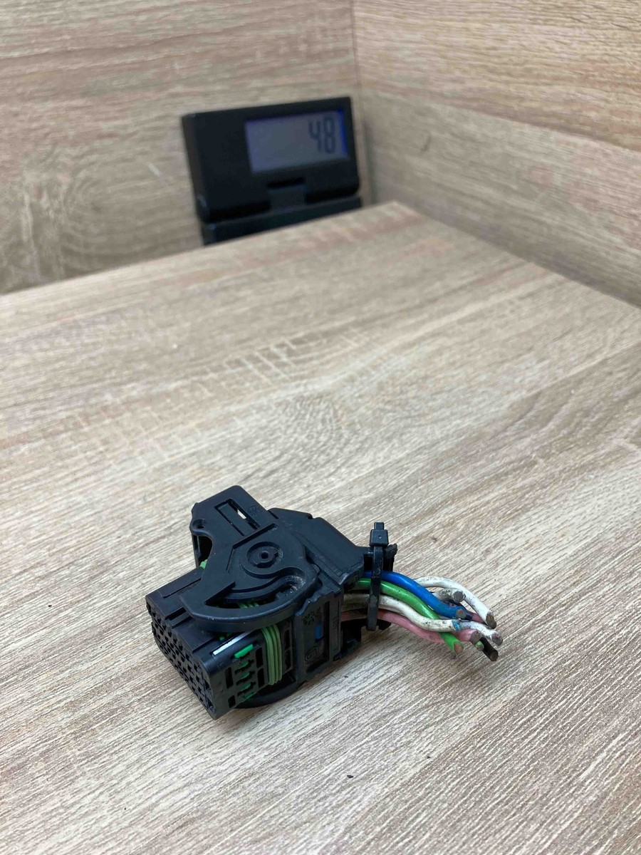 860790 305281 Citroen Peugeot Engine ECU Connector Plug