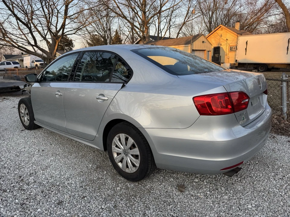 Volkswagen Jetta 2011-2018 puerta trasera izquierda del lado del conductor con panel de puerta y ventana Foto 3 de 3
