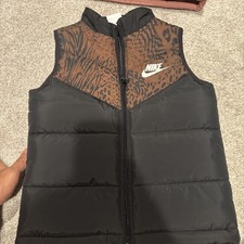 The Kids Nike Full Zip Vest In Black Size S 5/6 Is A Stylish Puffer Vest. New