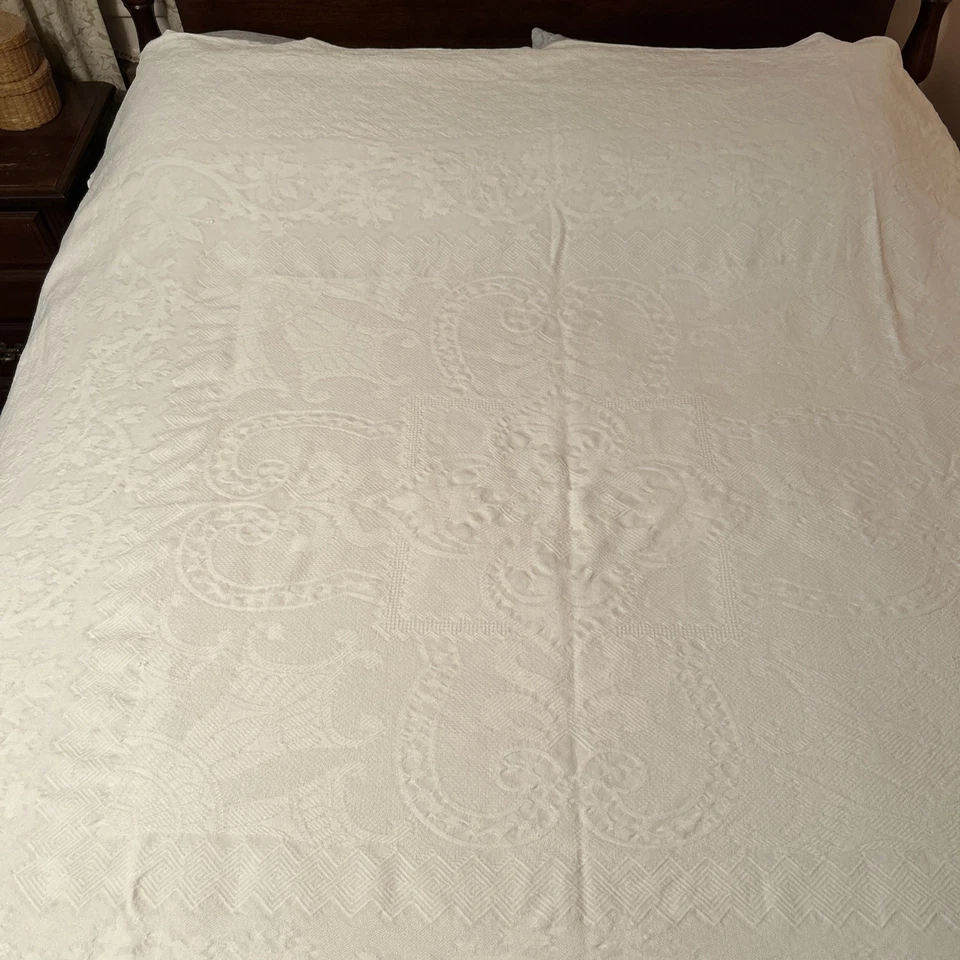 Cobertor Patrón Matelasse, Aprox 72" x 72" Pulgadas, Blanco, Vintage Foto 2 de 4